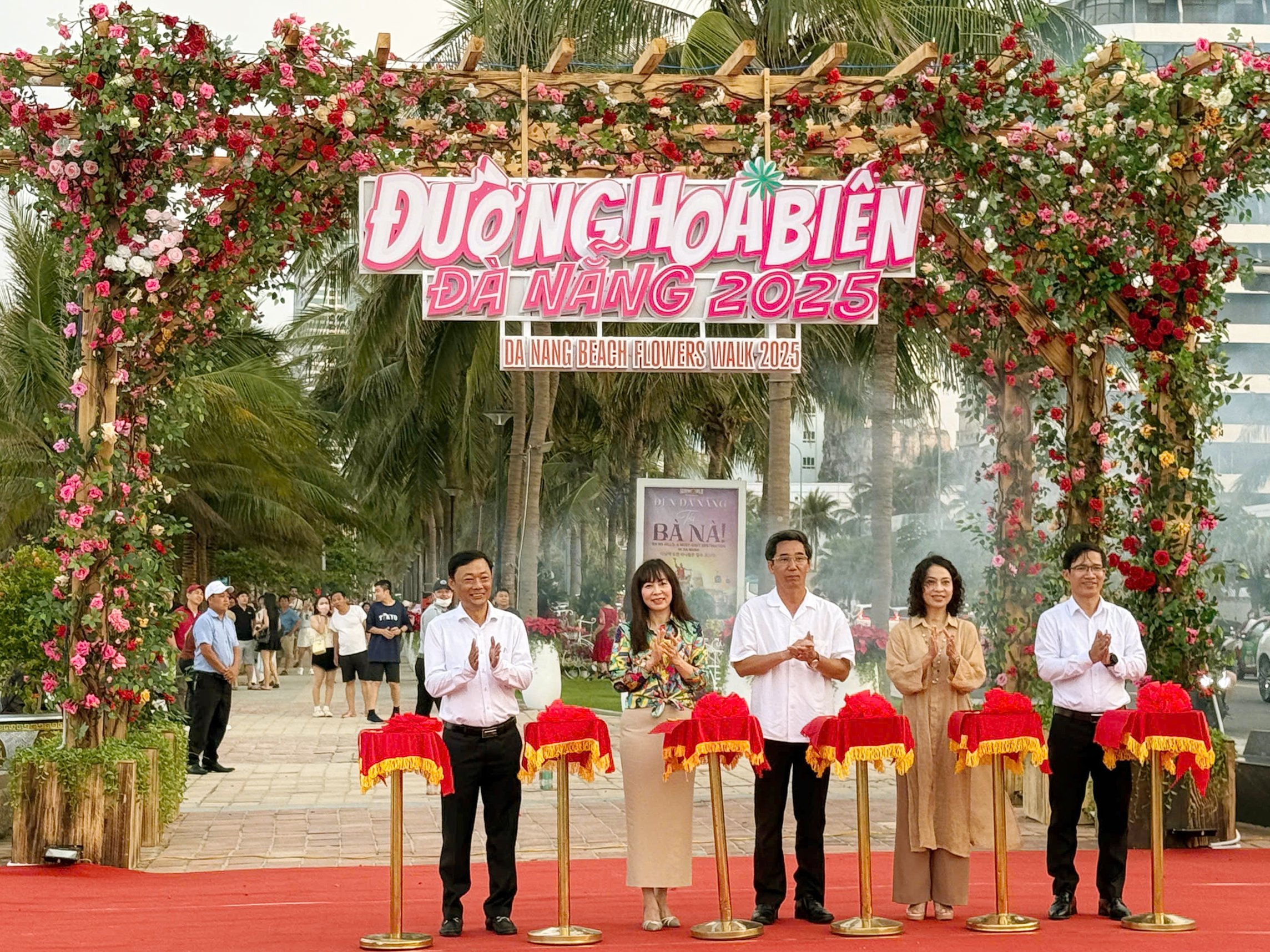 Đường ven biển hóa đường hoa, người người nô nức check-in- Ảnh 1.