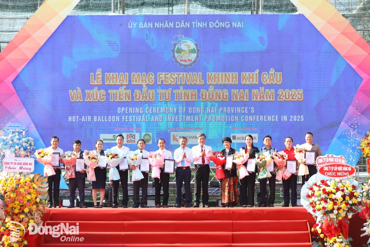 អនុប្រធានអចិន្ត្រៃយ៍គណៈកម្មាធិការបក្សខេត្ត លោក Ho Thanh Son បានធ្វើលិខិតថ្លែងអំណរគុណចំពោះអ្នកឧបត្ថម្ភ និងរៀបចំពិធីបុណ្យប៉េងប៉ោងខ្យល់ក្តៅ Dong Nai។ រូបថត៖ ង៉ុក លៀន