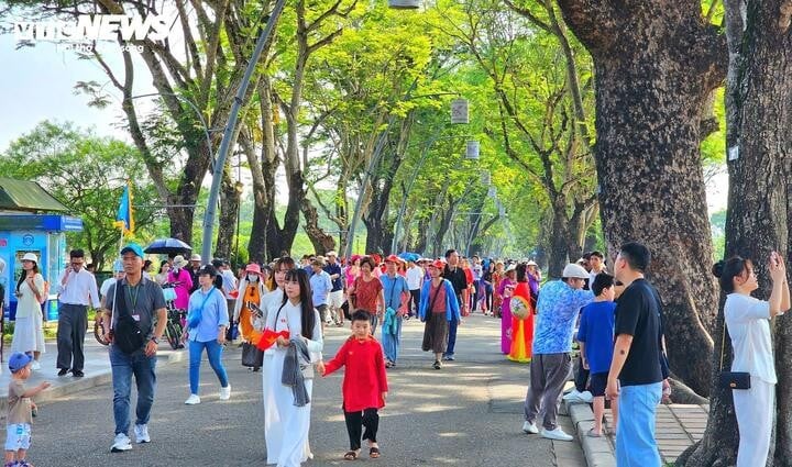 Ngày 30/4 có 18.796 lượt khách đến các điểm di tích ở Huế; trong đó có 3.248 lượt khách quốc tế và 15.548 lượt khách trong nước.