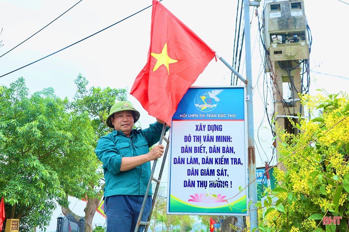 Ông Nguyễn Ngọc Tâm - Bí thư Chi bộ TDP Đại Nghĩa, thị trấn Đức Thọ chia sẻ: "Dù đã sớm đạt chuẩn TDP kiểu mẫu, trở thành điểm sáng trong xây dựng NTM, song người dân vẫn thường xuyên ra quân để nâng cấp, củng cố các tiêu chí. Dịp nghỉ lễ 30/4 và 1/5, hơn 100 người dân từ các cấp hội được phát động tham gia thực hiện các phần việc. Trong đó, tập trung chỉnh trang các công trình chung, đường giao thông, treo hơn 120 cờ Tổ quốc, cờ Đảng...".