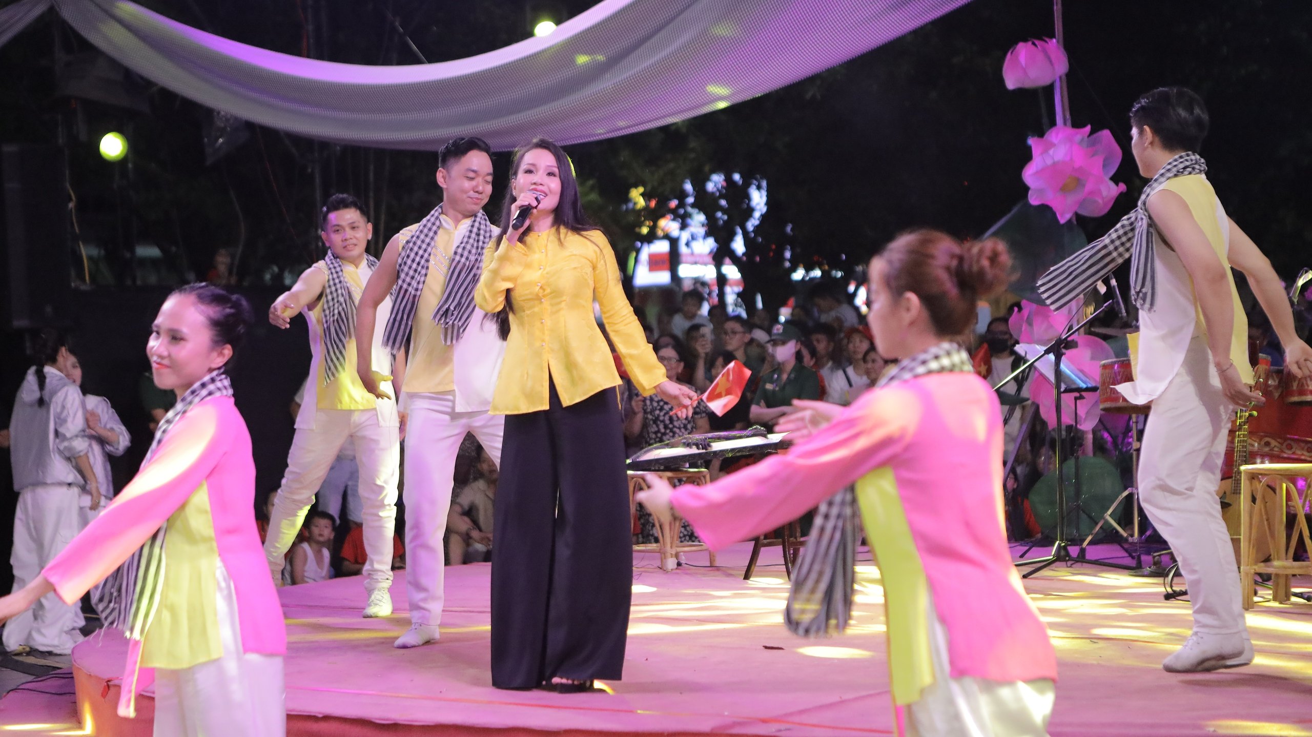 Cẩm Ly, Phương Mỹ Chi hát dân ca giữa hàng chục ngàn khán giả- Ảnh 2.