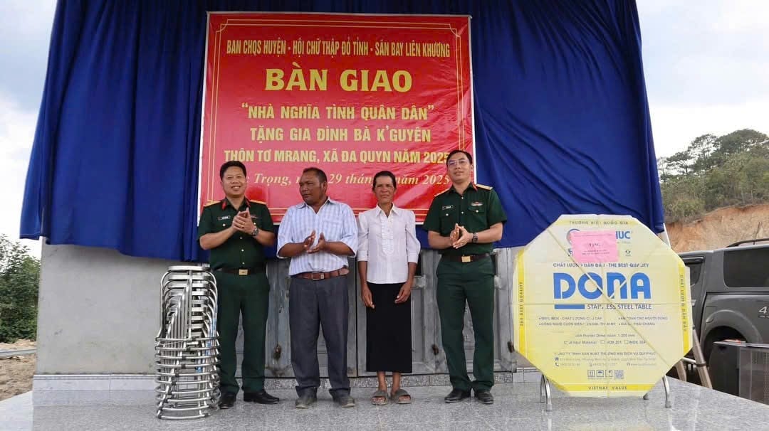 Đức Trọng: Bàn giao nhà tình nghĩa quân - dân