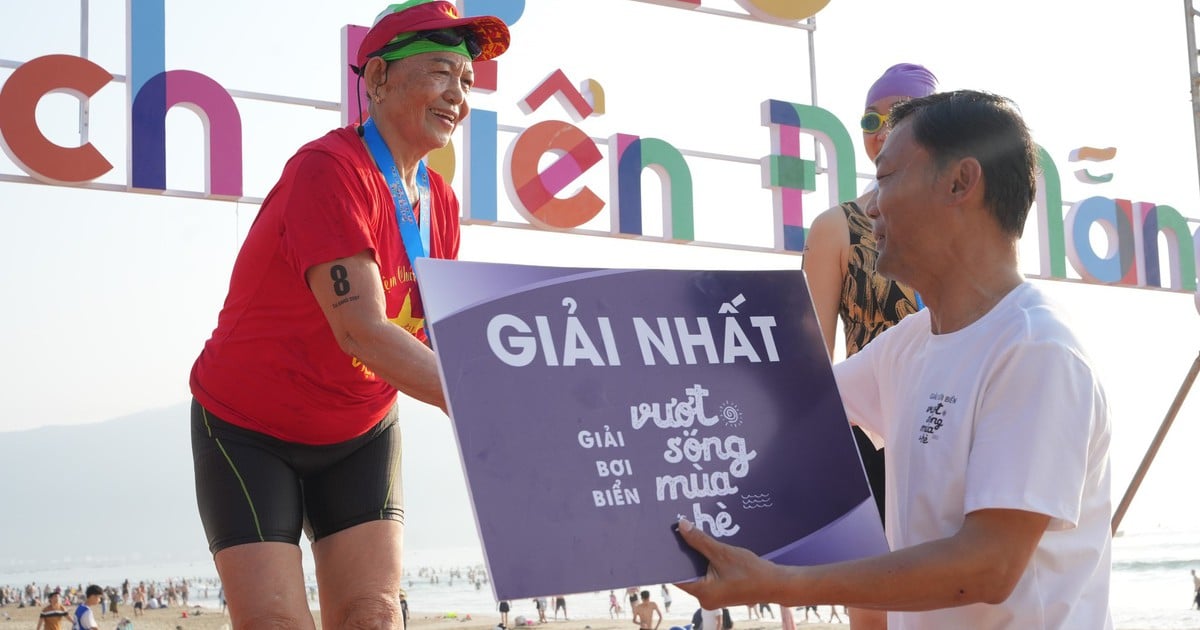 Kính nể kình ngư nữ hơn 70 tuổi băng băng về nhất thi bơi vượt biển Đà Nẵng