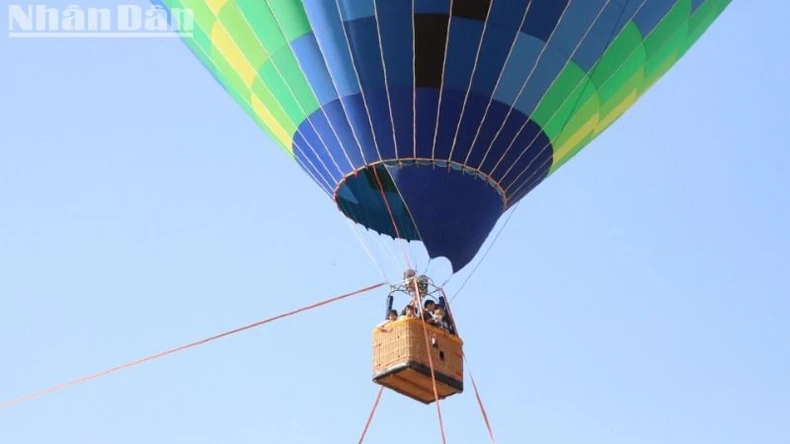 Menschen und Touristen sind begierig darauf, Heißluftballons in Dak Lak zu erleben. Foto 6