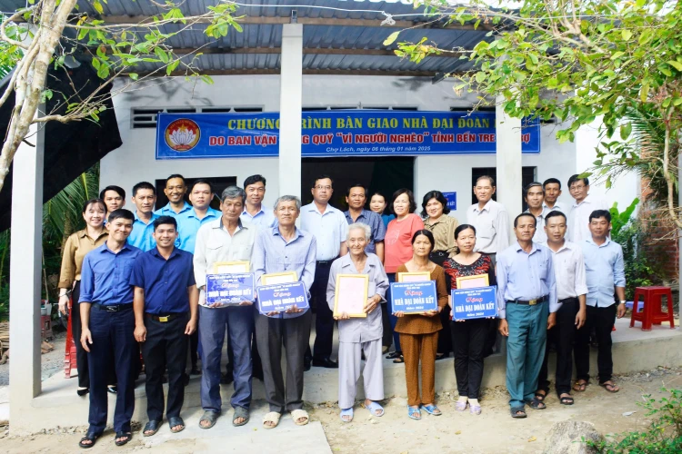 Das Komitee der Vietnamesischen Vaterländischen Front im Distrikt Cho Lach mobilisierte und unterstützte arme Haushalte mit über 137 VND