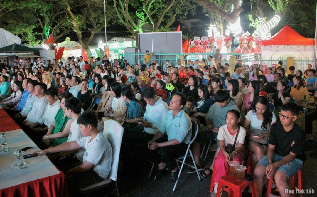 Đông đảo người dân tham dự chương trình.