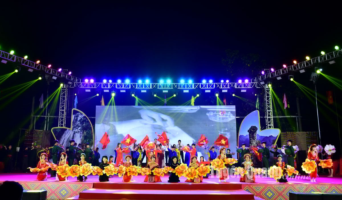 Lam Binh រៀបចំកម្មវិធីសិល្បៈ "Lam Binh បោះជំហានទៅមុខយ៉ាងរឹងមាំ"