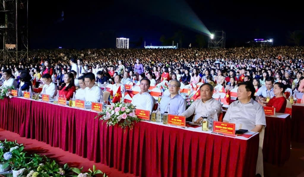 សមាជិកការិយាល័យនយោបាយ Nguyen Xuan Thang ចូលរួមពិធីបុណ្យ Ha Long ឆ្នាំ 2025