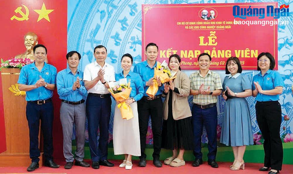 Chi bộ Cơ quan Công đoàn KKT Dung Quất và các KCN tỉnh tổ chức Lễ kết nạp đảng viên cho công nhân ưu tú.	                                             Ảnh: TRUNG ÂN