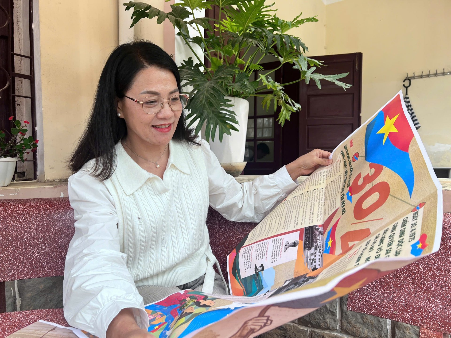 Chị Hồ Lan - Bạn đọc đầu tiên ở tỉnh Lâm Đồng sở hữu nhận phụ san đặc biệt của Báo Nhân dân tuyên truyền kỷ niệm 50 năm Ngày Giải phóng miền Nam thống nhất đất nước (30/4/1975 – 30/4/2025)