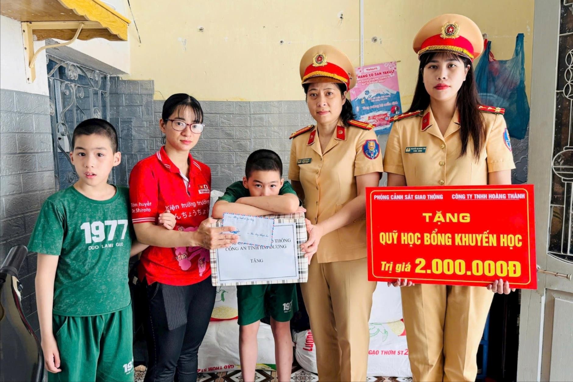 នគរបាលចរាចរណ៍ខេត្ត Hai Duong បានផ្តល់អាហារូបករណ៍ដល់សិស្សានុសិស្សដែលជួបការលំបាកចំនួន ១០ នាក់។