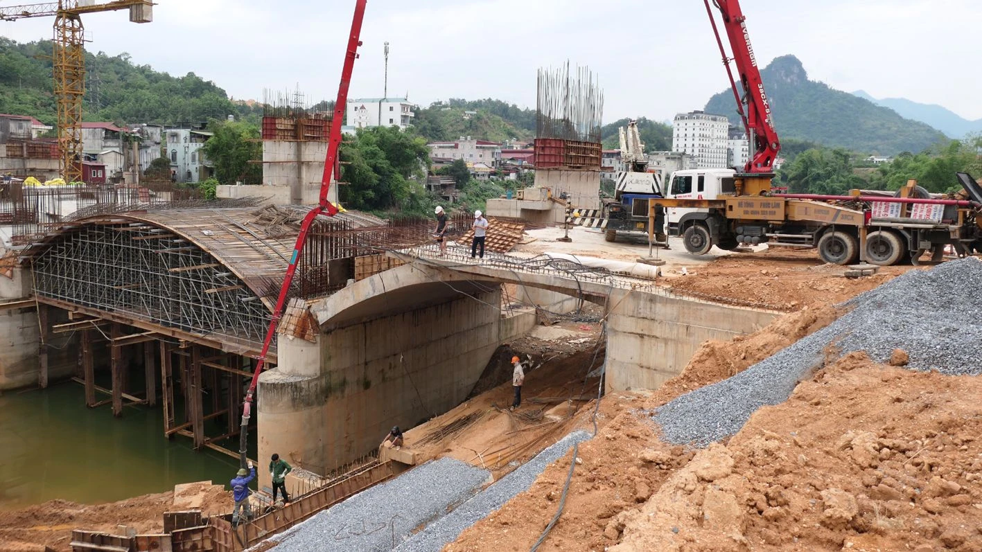 [Photo] Ha Giang : De nombreux projets clés en construction pendant la période des vacances photo 8
