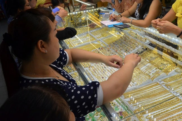 Giá vàng hôm nay 1-5: Tiếp tục sụt giảm- Ảnh 1.