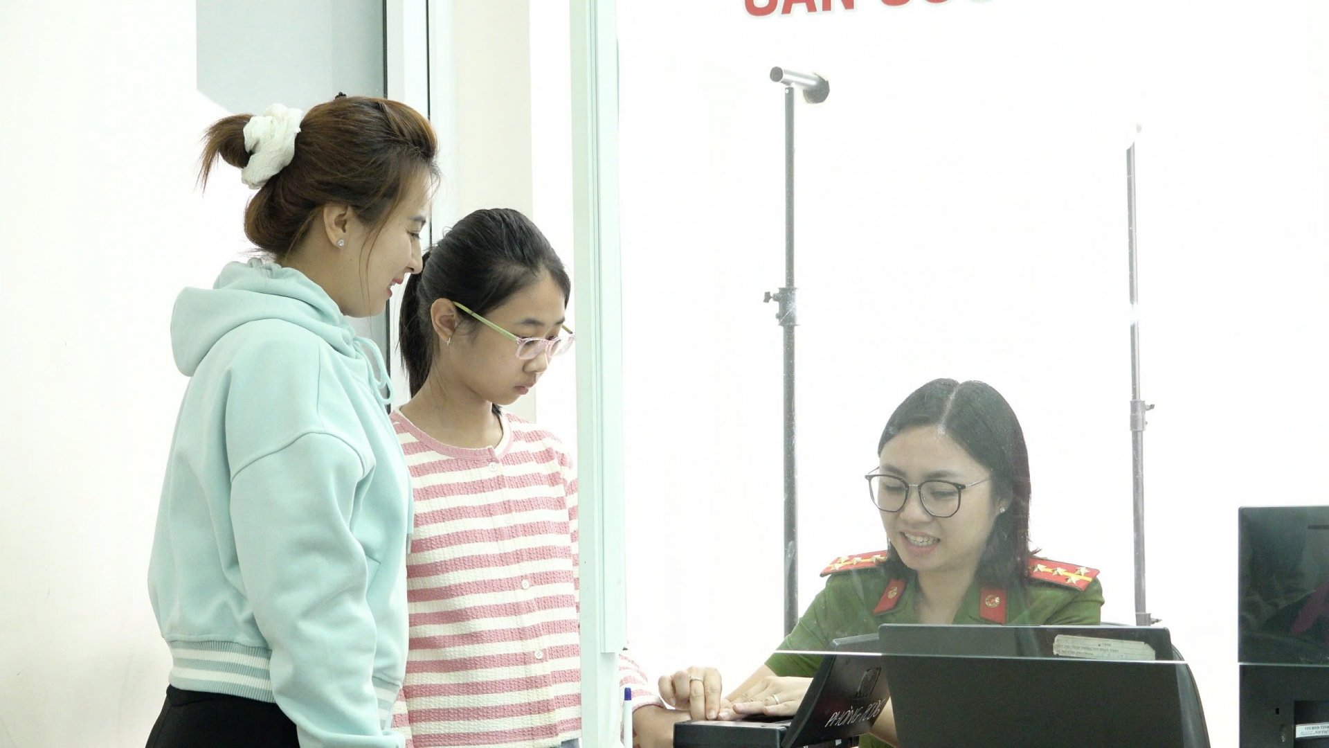 Công an Lâm Đồng thu nhận hồ sơ cấp căn cước, định danh điện tử xuyên Lễ 30/4 và 1/5