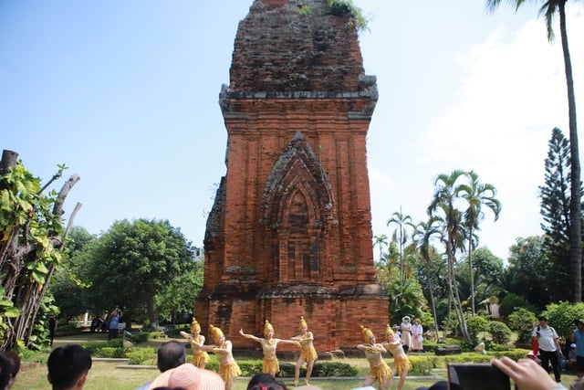 Ăn bánh ít, ngắm Tháp Đôi, cầu trăm tuổi trên chuyến tàu về đất võ- Ảnh 2.
