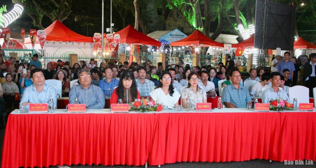 Đại biểu tham dự buổi lễ.