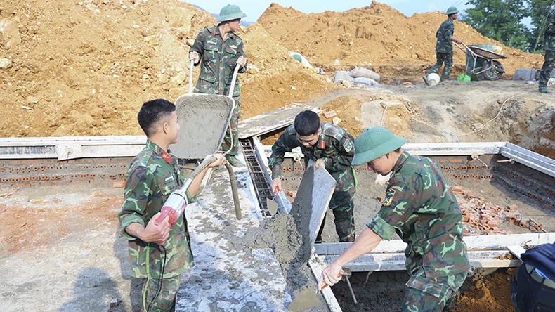 [Photo] Soldiers and workers help people build houses photo 3