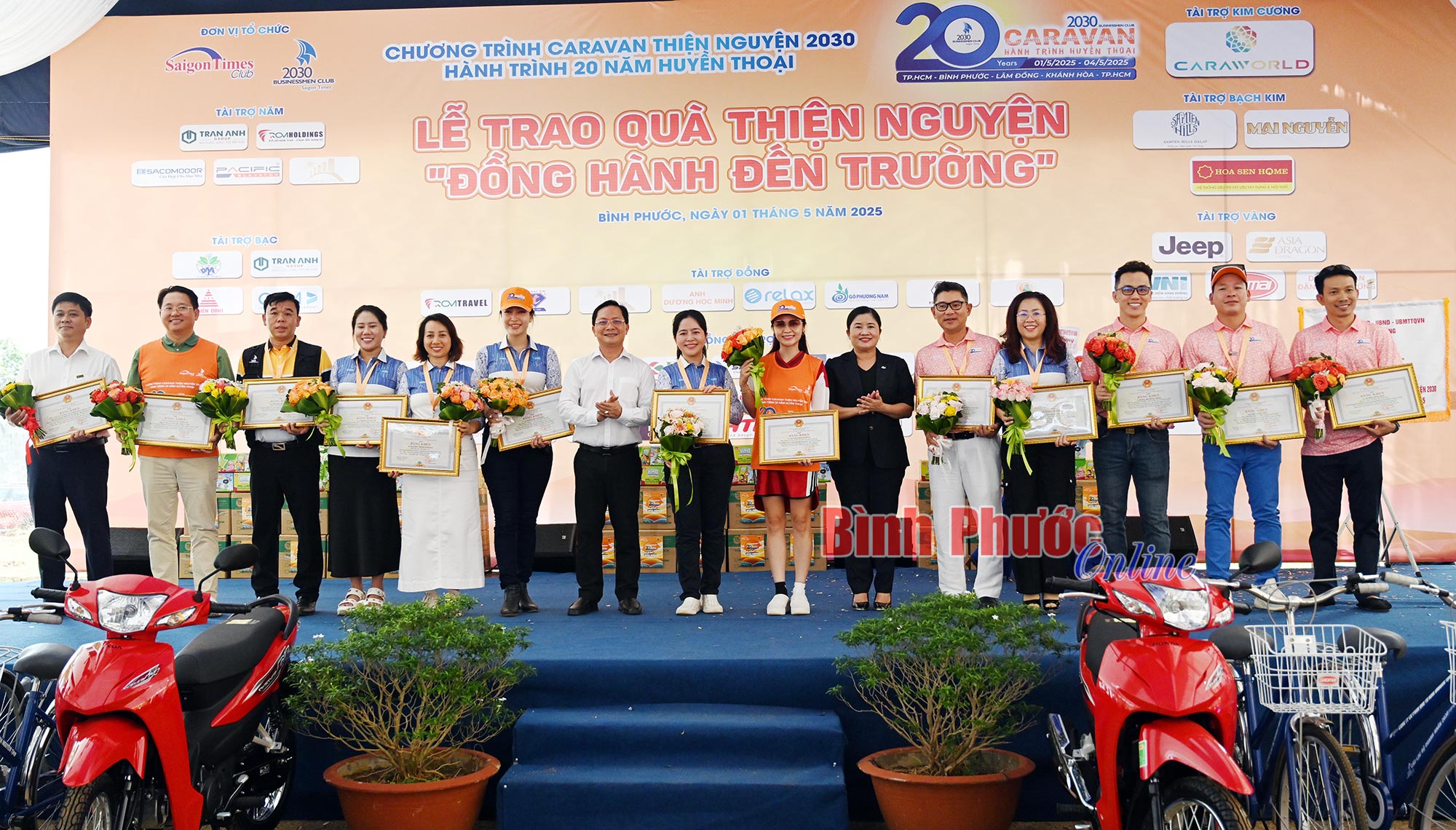 Caravan thiện nguyện tiếp sức hơn 1,3 tỷ đồng cho học sinh Bù Đăng