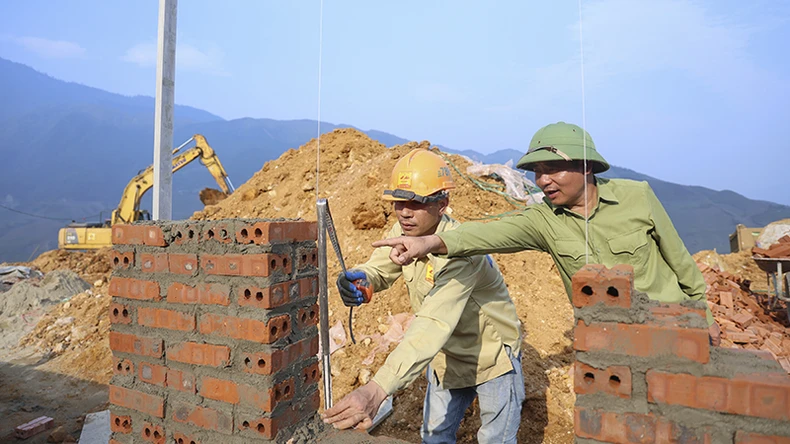 [Photo] Soldiers and workers help people build houses photo 8
