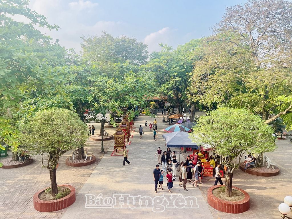 ភ្ញៀវ​ទេសចរ​មក​ទស្សនា និង​គោរព​បូជា​ប្រាសាទ An Xa ក្នុង​ថ្ងៃ​បុណ្យ។