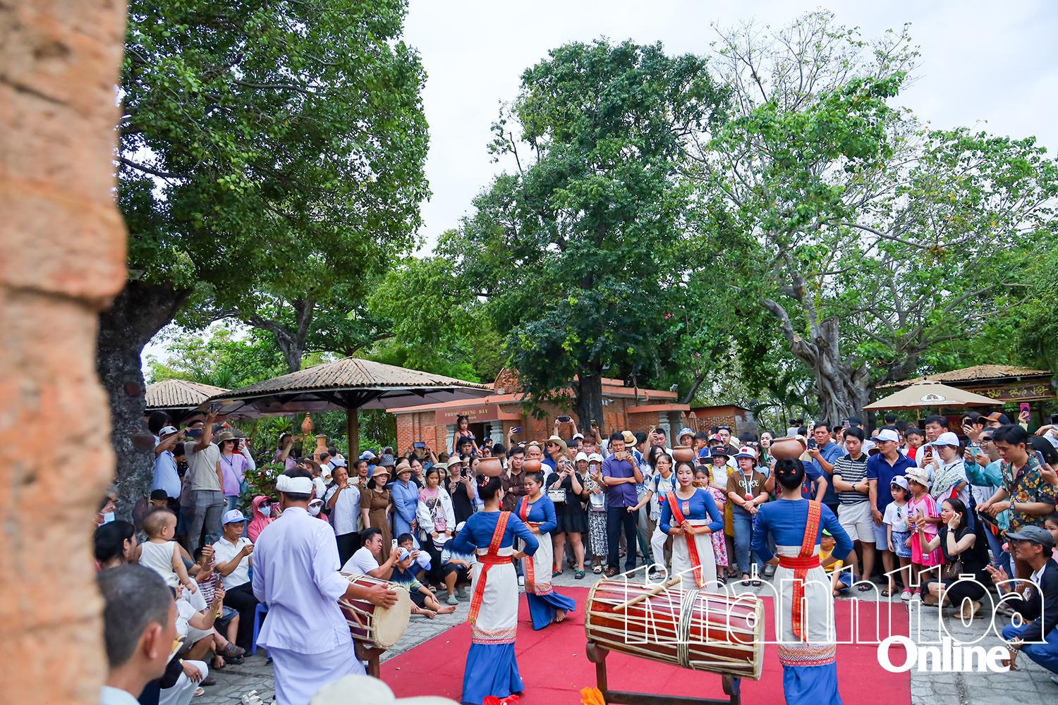ការសម្តែងរបាំចាម នៅវិមានជាតិពិសេស ប៉ោណាហ្គា។    