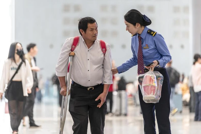 [Ảnh] Trung Quốc: Hơn 144 triệu lượt khách đi tàu trong kỳ nghỉ lễ Quốc tế Lao động ảnh 9