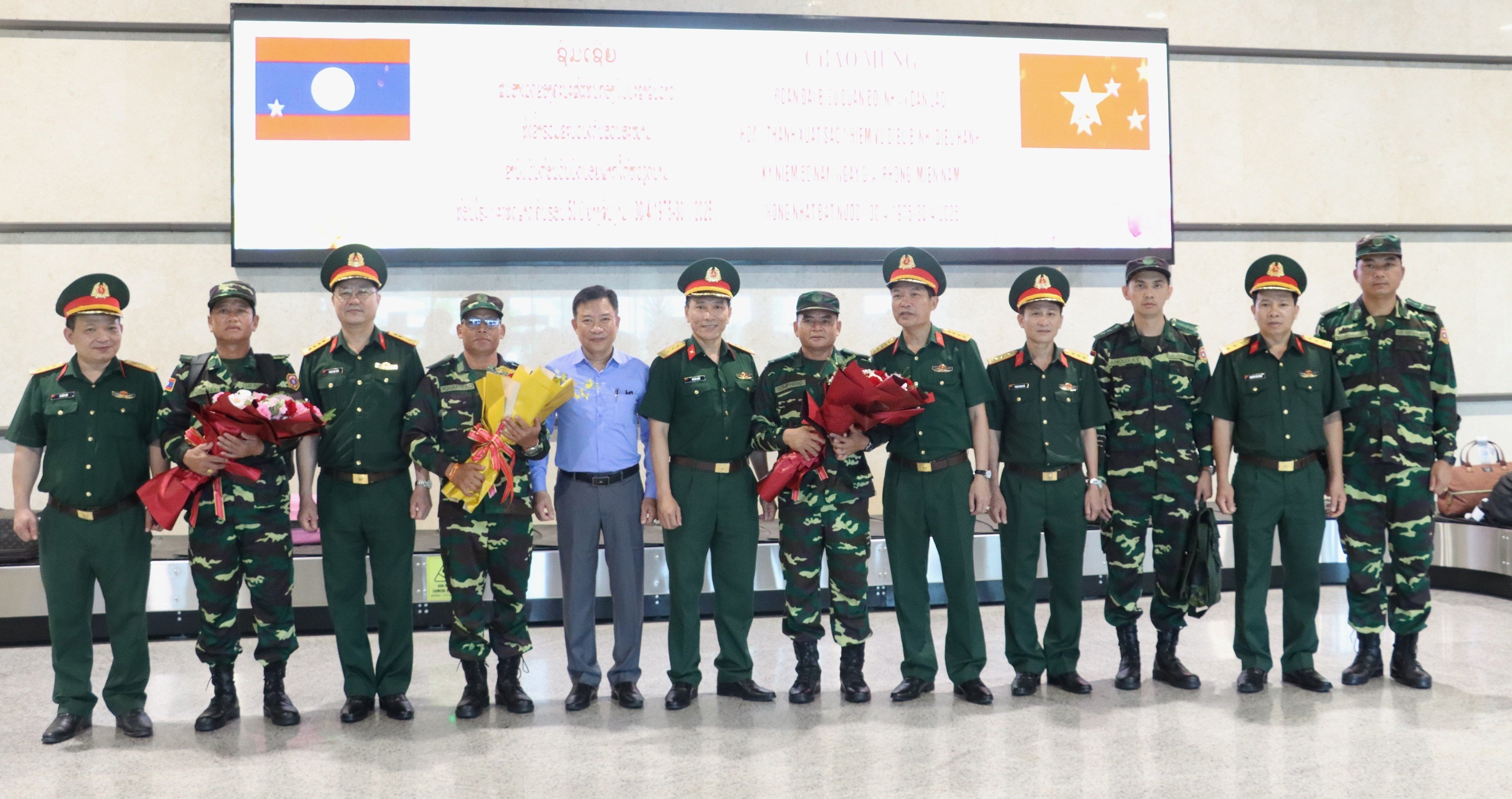 Tiễn đoàn Quân đội Nhân dân Lào hoàn thành xuất sắc nhiệm vụ tham gia diễu binh, diễu hành