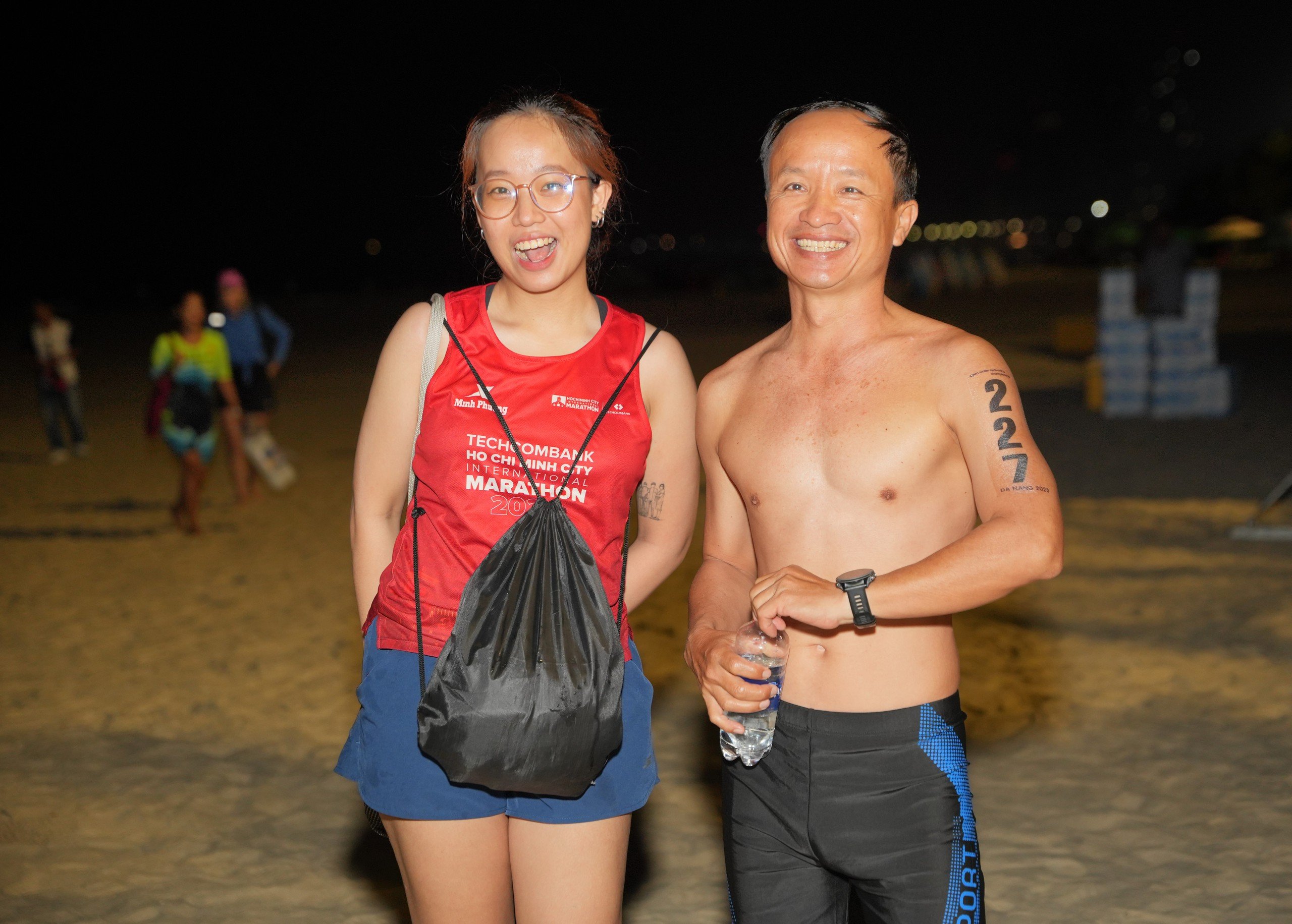 Kính nể kình ngư nữ hơn 70 tuổi băng băng về nhất thi bơi vượt biển Đà Nẵng- Ảnh 1.