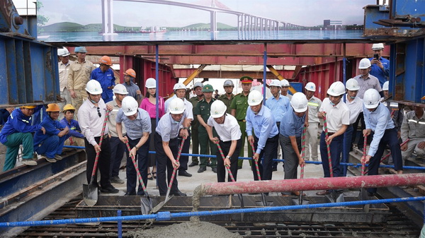 Les dirigeants de la province de Thua Thien Hue et les délégués organisent des cérémonies le jour de la fermeture du pont.