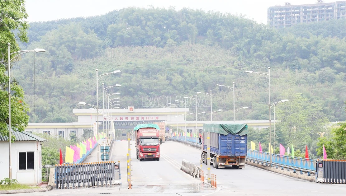 Gần 340 xe thông quan qua Cửa khẩu Kim Thành