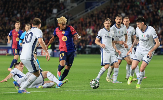 Yamal quá đặc biệt giúp Barcelona thắp hy vọng, Ronaldo thất thần sau cú sốc- Ảnh 1.