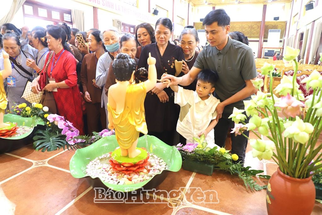  Đông đảo phật tử tham dự lễ Phật đản 