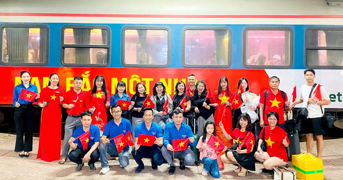 Người dân Nghệ An nồng nhiệt chào đón đoàn tàu Thống Nhất
