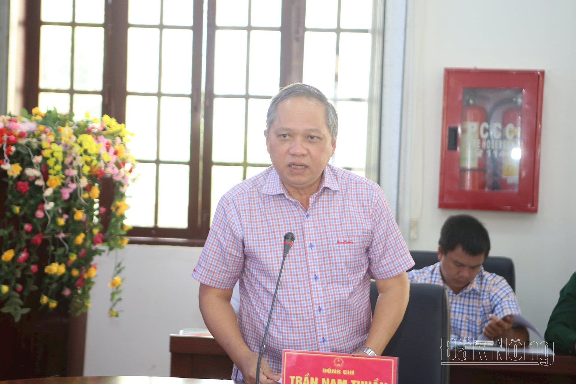 Phó Bí thư Huyện ủy, Chủ tịch UBND huyện Đắk Glong Trần Nam Thuần thông tin về việc giải ngân nguồn vốn đầu tư trên địa bàn huyện