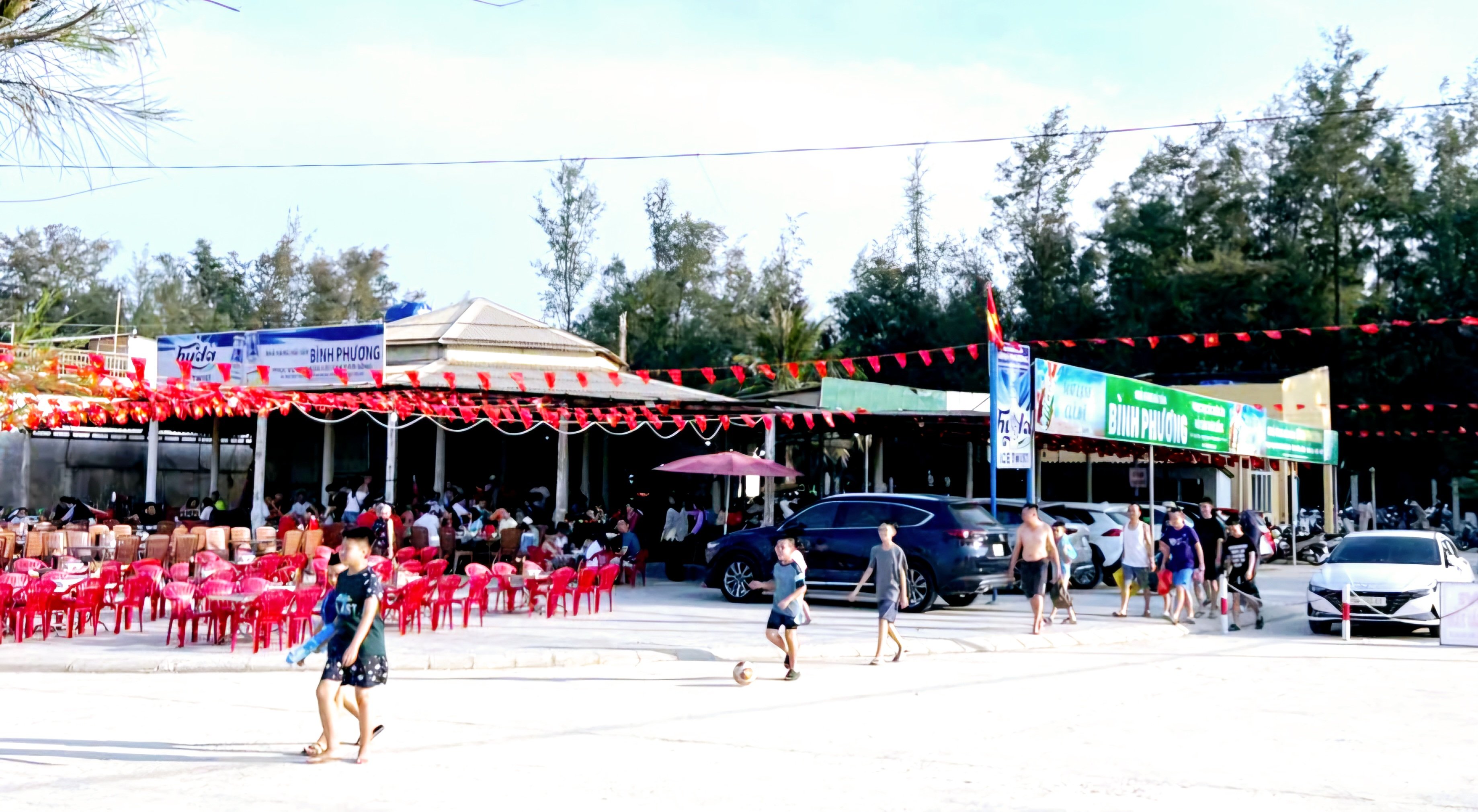 Biển Thuận An rộn ràng đón khách