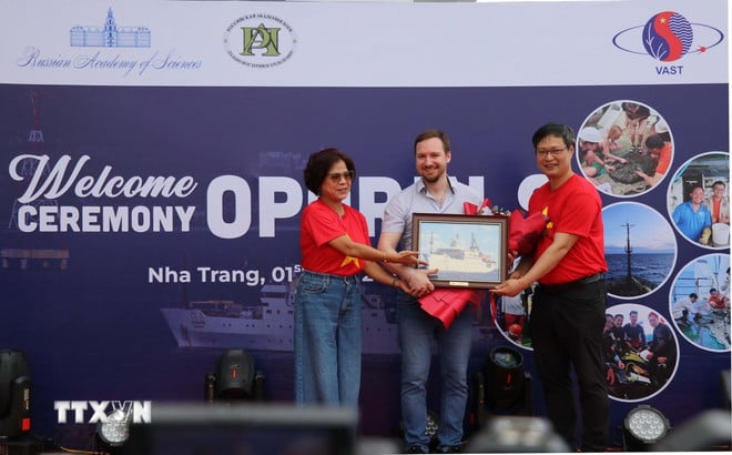 ttxvn-tau-vien-sy-oparin-2.jpg