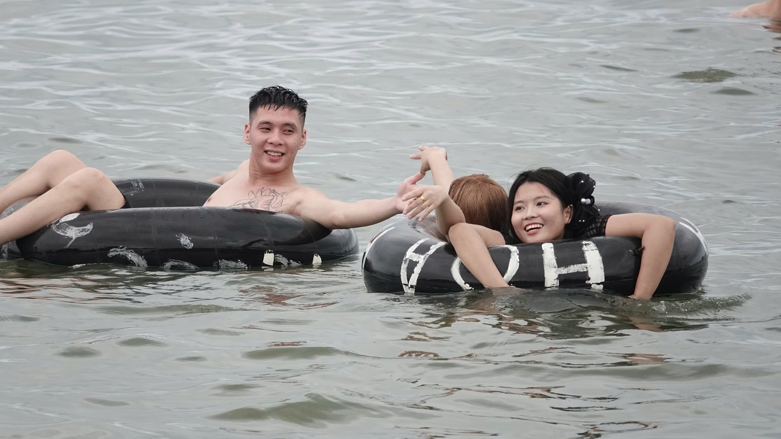 Sầm Sơn 'thất thủ' trong kỳ nghỉ lễ 30.4 - 1.5- Ảnh 3.