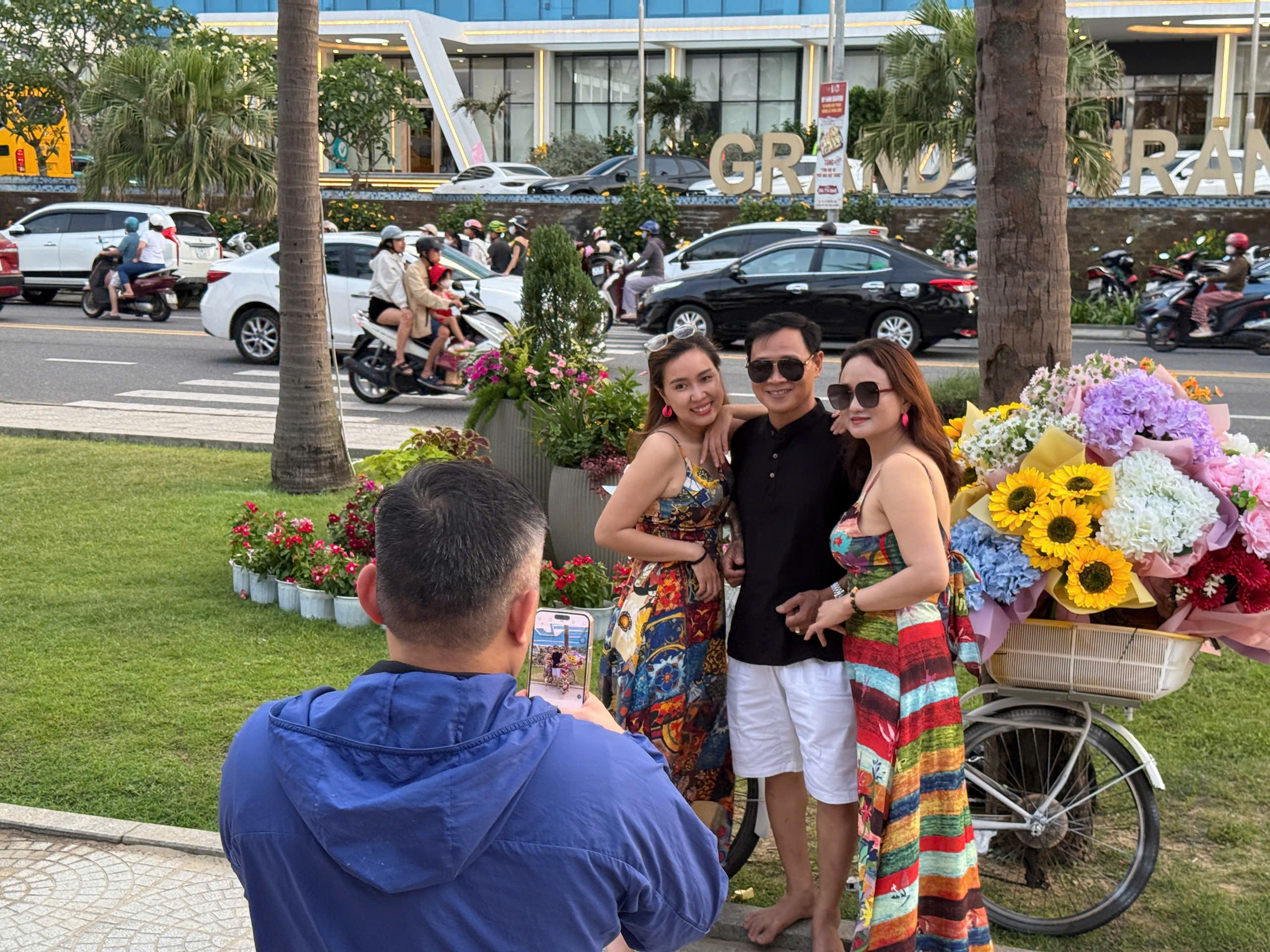 Đường ven biển hóa đường hoa, người người nô nức check-in- Ảnh 5.