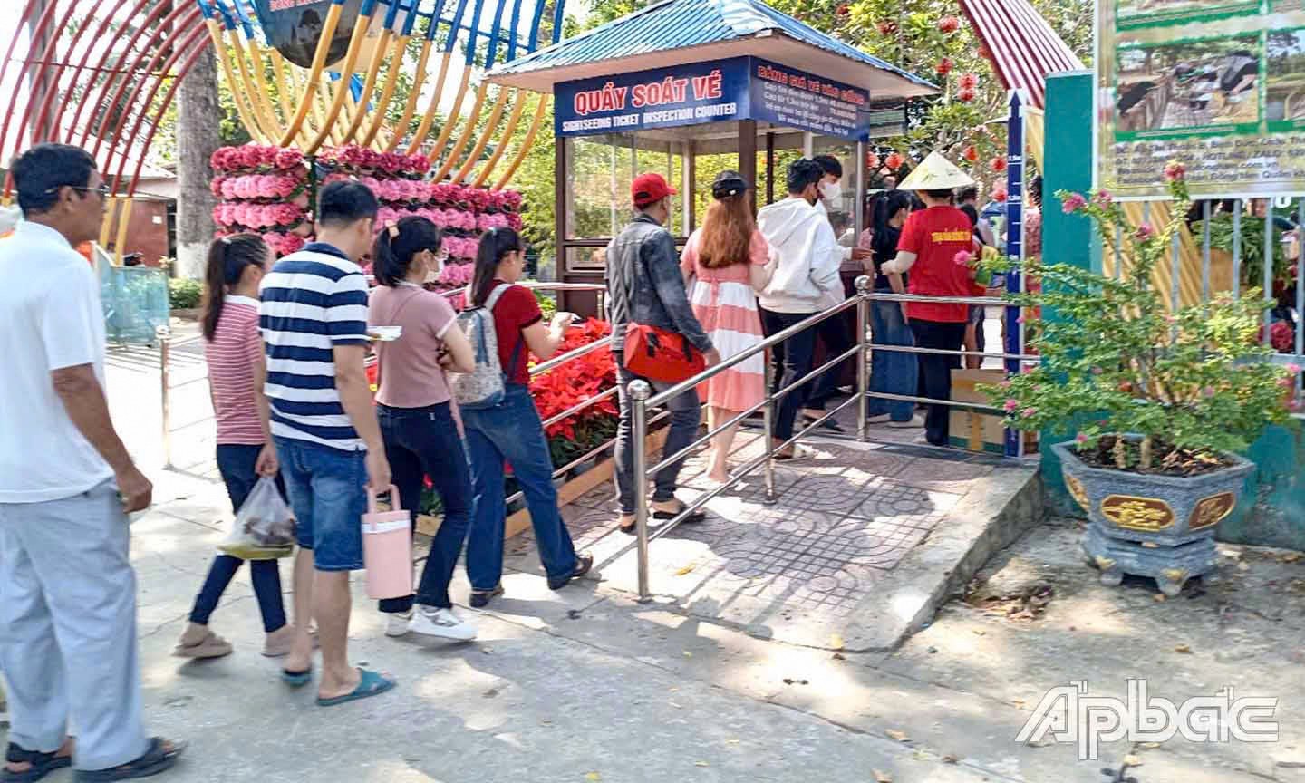 ចំនួនអ្នកមកទស្សនាកសិដ្ឋានចិញ្ចឹមពស់ Dong Tam បានកើនឡើងយ៉ាងខ្លាំងក្នុងអំឡុងពេលថ្ងៃឈប់សម្រាក។