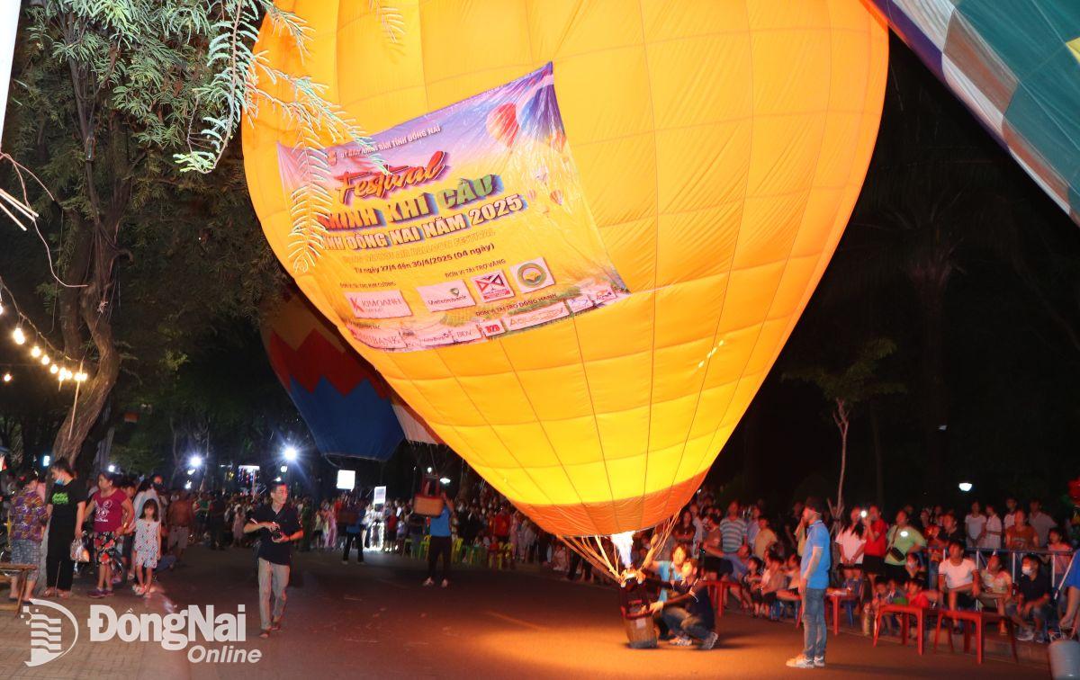 ប៉េងប៉ោងខ្យល់ក្តៅផ្សព្វផ្សាយរូបភាពពិធីបុណ្យ និងបង្ហាញការដឹងគុណដល់អ្នកឧបត្ថម្ភ។ រូបថត៖ ង៉ុក លៀន