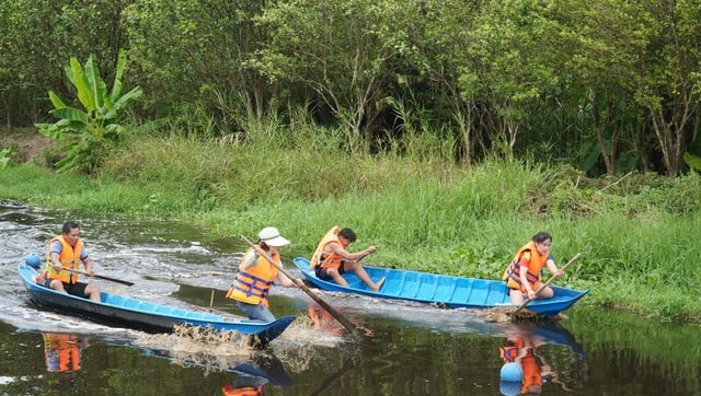 Rộn ràng bơi xuồng ba lá, đi cầu khỉ giữa rừng nguyên sinh Cà Mau- Ảnh 3.