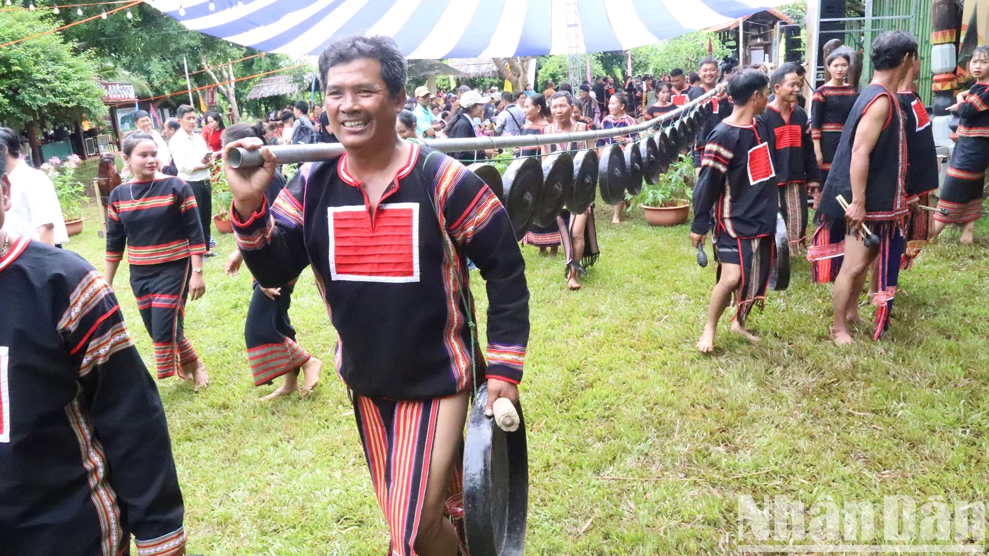 Les villages résonnent au son des gongs pour accueillir la fête nationale du 2 septembre, photo 5