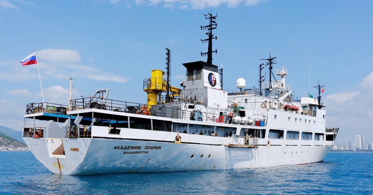 30 scientists survey the East Sea on the ship Academician Oparin