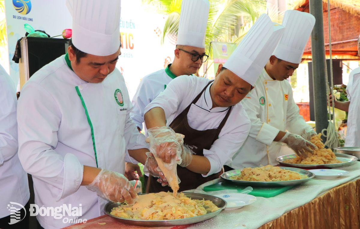 Trộn gỏi cá với các loại gia vị. trong món gỏi cá, bột thính không thể thiếu. Ảnh: Ngọc Liên