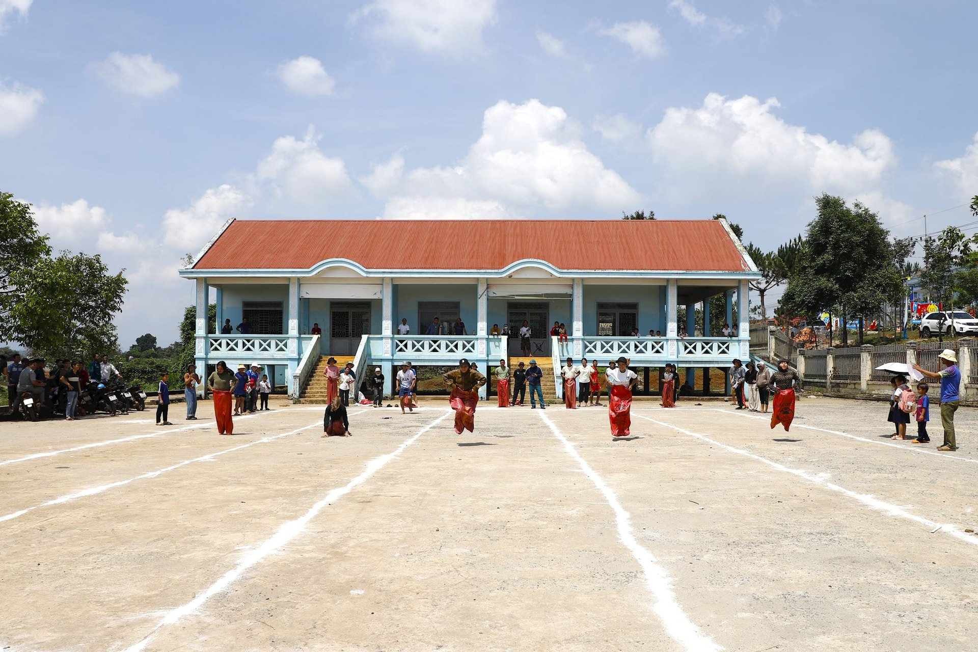 Trong phần hội, các thôn bon kết nghĩa cùng nhau tranh tài sôi nổi qua nhiều trò chơi dân gian hấp dẫn như kéo co, nhảy bao bố, bịt mắt bắt vịt. Những trò chơi không chỉ mang đến tiếng cười rộn rã mà còn góp phần thắt chặt tinh thần đoàn kết, gắn bó giữa các cộng đồng