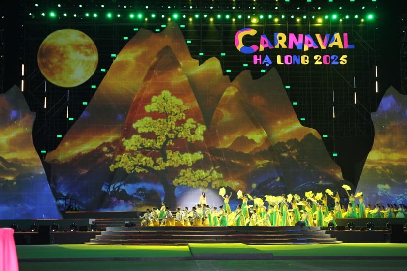 Ủy viên Bộ Chính trị Nguyễn Xuân Thắng dự Carnaval Hạ Long 2025 ảnh 1