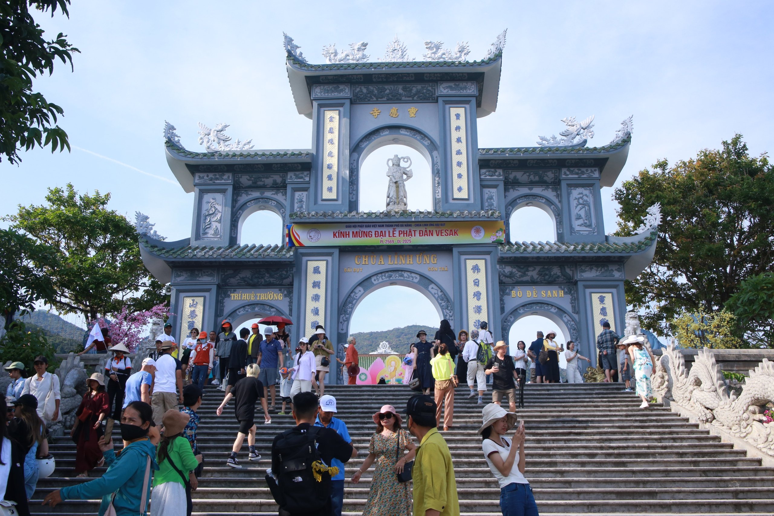 Đà Nẵng dịp lễ 30.4 - 1.5: Du khách ùn ùn đổ về các điểm du lịch- Ảnh 1.
