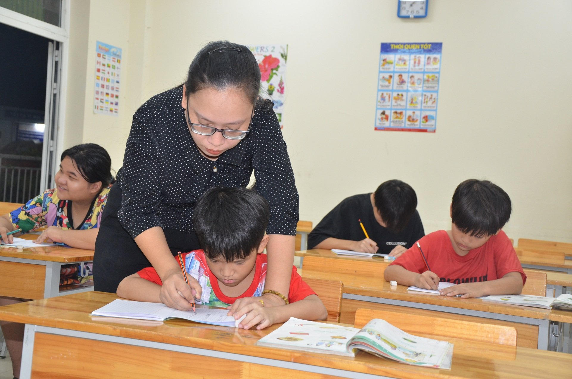 Giáo dục sau ngày thống nhất: Từ lớp học đêm đến huân chương lòng dân - 4