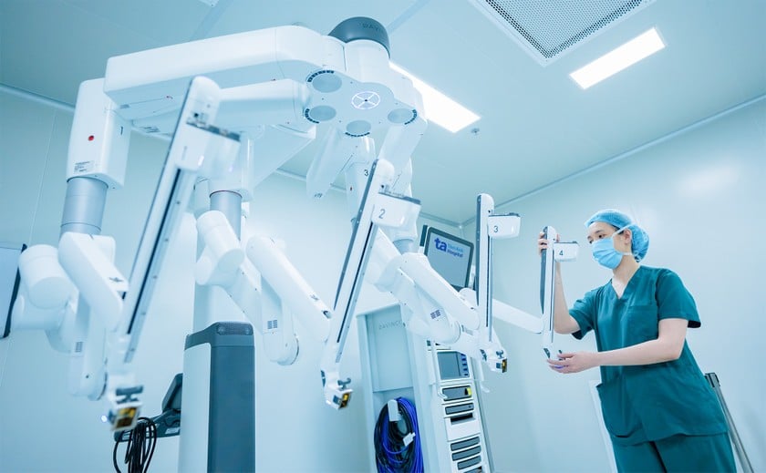 Cánh tay Robot Da Vinci Xi thanh mảnh, linh hoạt vượt trội các thế hệ cũ, cho phép tiếp cận nhiều vùng phẫu thuật. Ảnh: BVĐK Tâm Anh