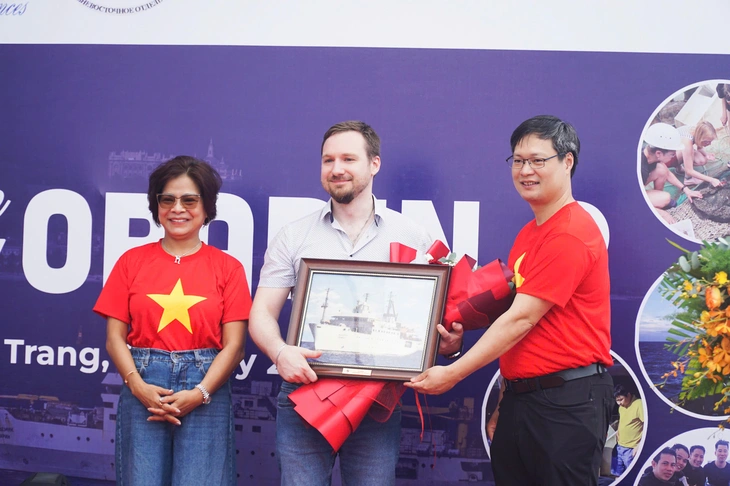 30 nhà khoa học khảo sát Biển Đông trên tàu Viện sĩ Oparin - Ảnh 2.